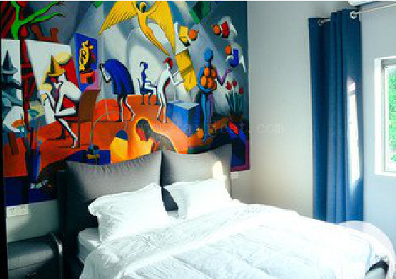 西平对于酒店的墙体彩绘而言更注重哪些方面？